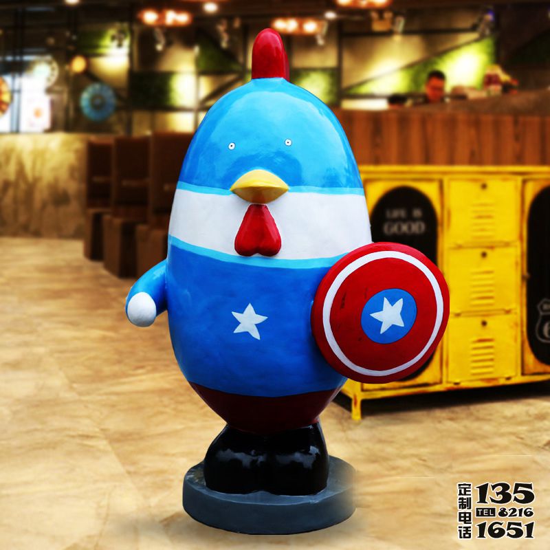 商場里擺放的手拿盾牌的玻璃鋼彩繪卡通雞雕塑 商場里擺放的手拿盾牌的玻璃鋼彩繪卡通雞雕塑