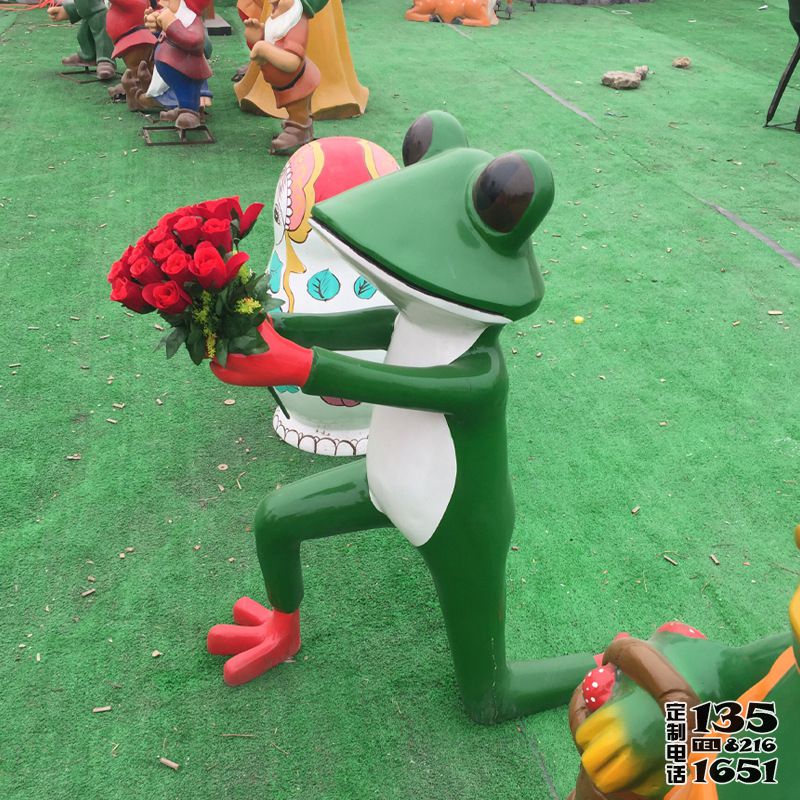 公園玻璃鋼彩繪拿玫瑰的青蛙雕塑 公園玻璃鋼彩繪拿玫瑰的青蛙雕塑