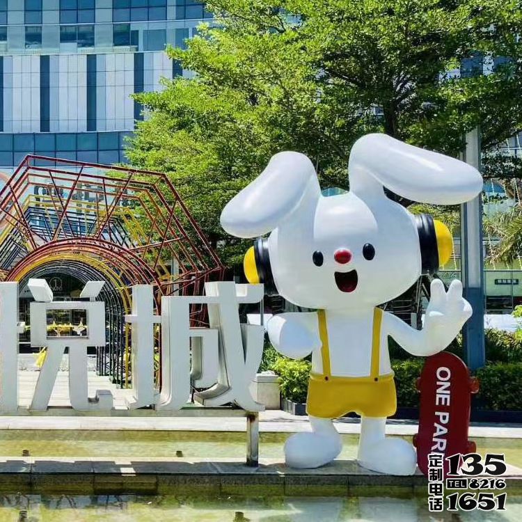 游樂場一只白色玻璃鋼卡通兔子雕塑 游樂場一只白色玻璃鋼卡通兔子雕塑