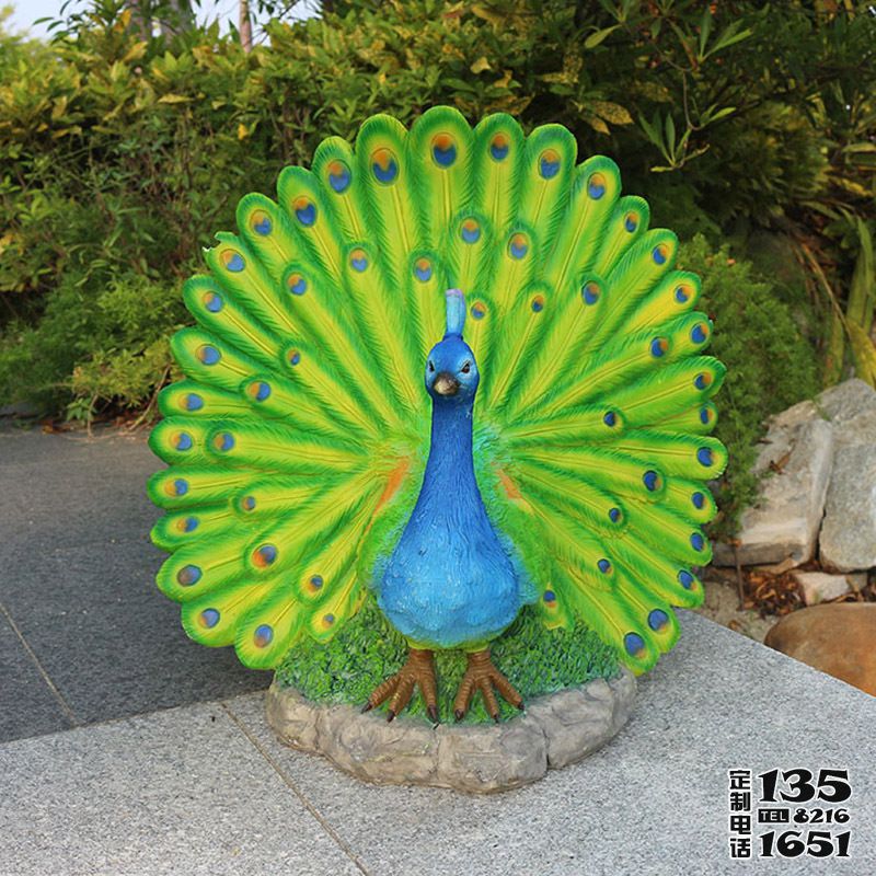 公園里開屏的玻璃鋼彩繪孔雀雕塑 公園里開屏的玻璃鋼彩繪孔雀雕塑