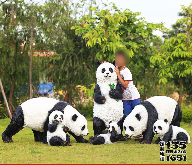戶外操場擺放的仿真創意栩栩如生熊貓玻璃鋼雕塑 戶外操場擺放的仿真創意栩栩如生熊貓玻璃鋼雕塑