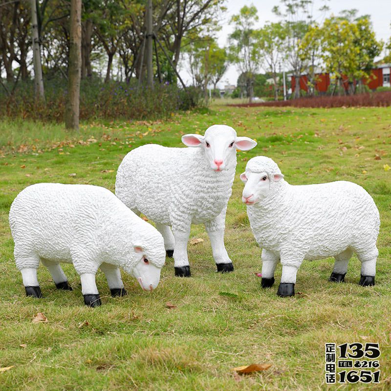 草坪上三只玻璃鋼仿真綿羊雕塑 草坪上三只玻璃鋼仿真綿羊雕塑