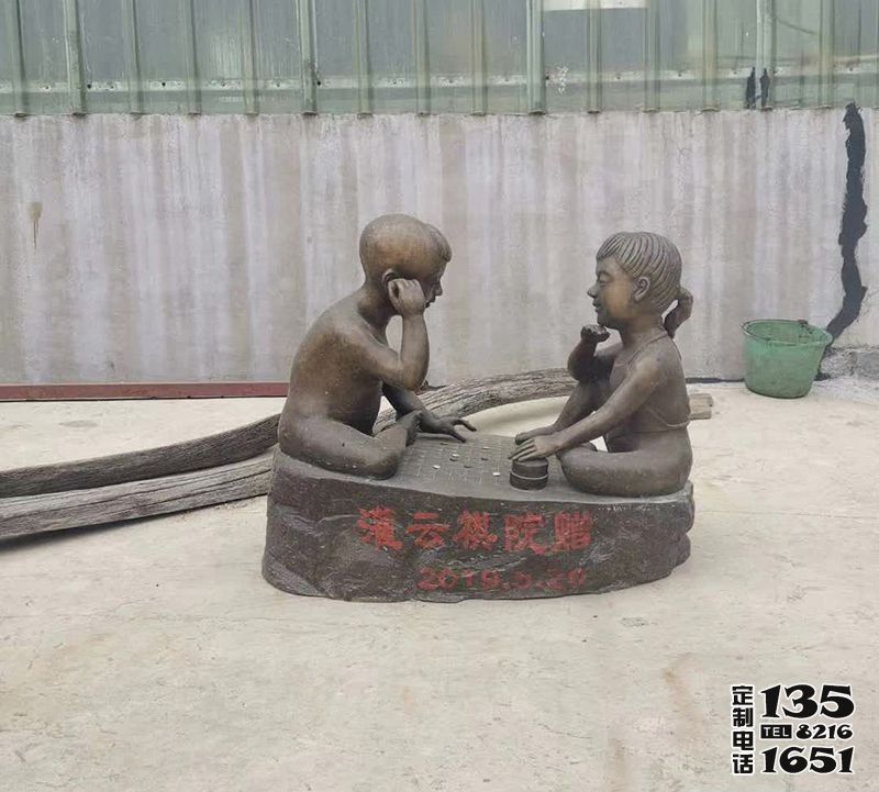 城市花園兒童下棋玻璃鋼仿銅雕塑 城市花園兒童下棋玻璃鋼仿銅雕塑