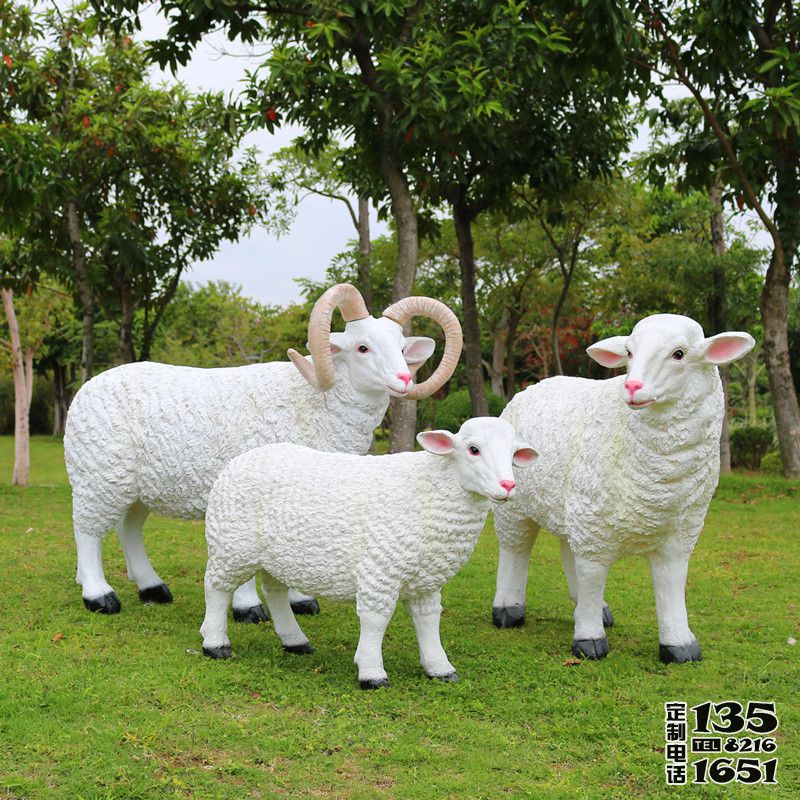 公園草地上玻璃鋼仿真綿羊雕塑 公園草地上玻璃鋼仿真綿羊雕塑