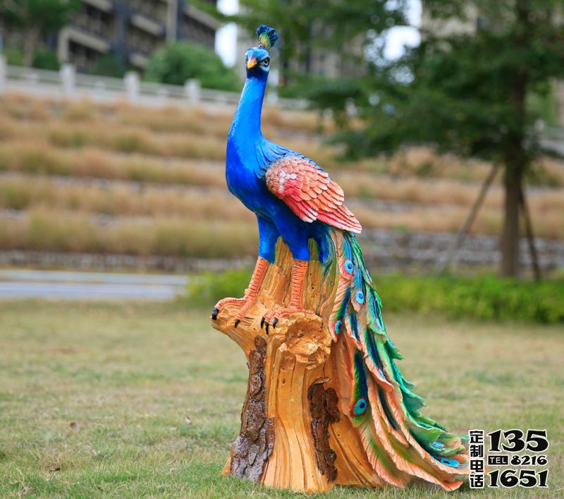 公園街道擺放的玻璃鋼彩繪孔雀雕塑 公園街道擺放的玻璃鋼彩繪孔雀雕塑