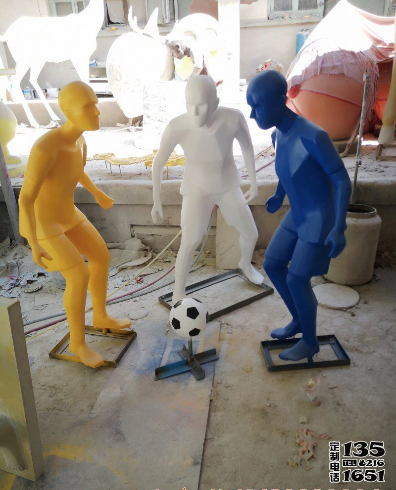 公園擺放抽象踢足球人物玻璃鋼雕塑 公園擺放抽象踢足球人物玻璃鋼雕塑