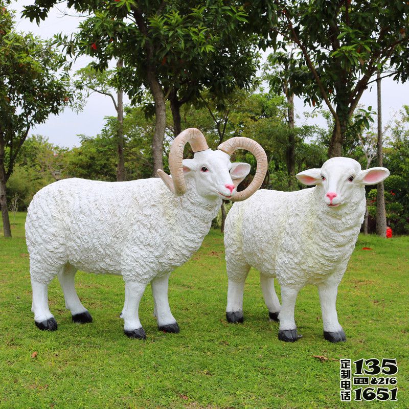 草地上一對玻璃鋼仿真綿羊雕塑 草地上一對玻璃鋼仿真綿羊雕塑