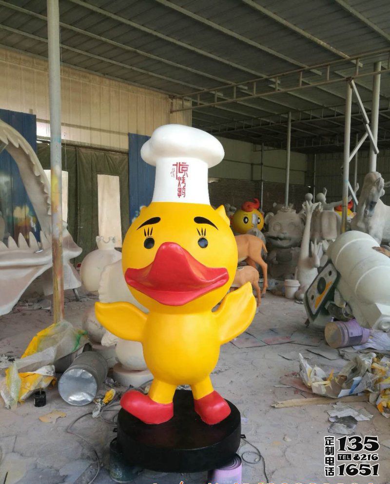 商場門口帶廚師帽的玻璃鋼彩繪鴨子雕塑 商場門口帶廚師帽的玻璃鋼彩繪鴨子雕塑