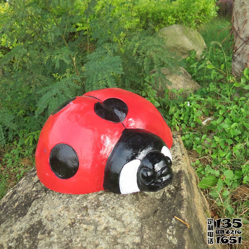 在石頭上趴著的玻璃鋼彩繪七星瓢蟲雕塑 在石頭上趴著的玻璃鋼彩繪七星瓢蟲雕塑