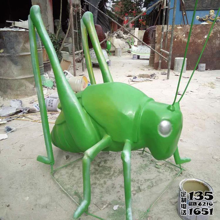 公園擺放的玻璃鋼噴漆創(chuàng)意蚱蜢雕塑 公園擺放的玻璃鋼噴漆創(chuàng)意蚱蜢雕塑