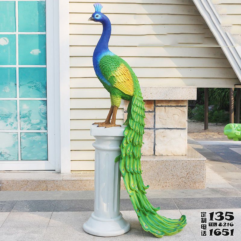 花園里一只立在石柱上的玻璃鋼彩繪孔雀雕塑 花園里一只立在石柱上的玻璃鋼彩繪孔雀雕塑