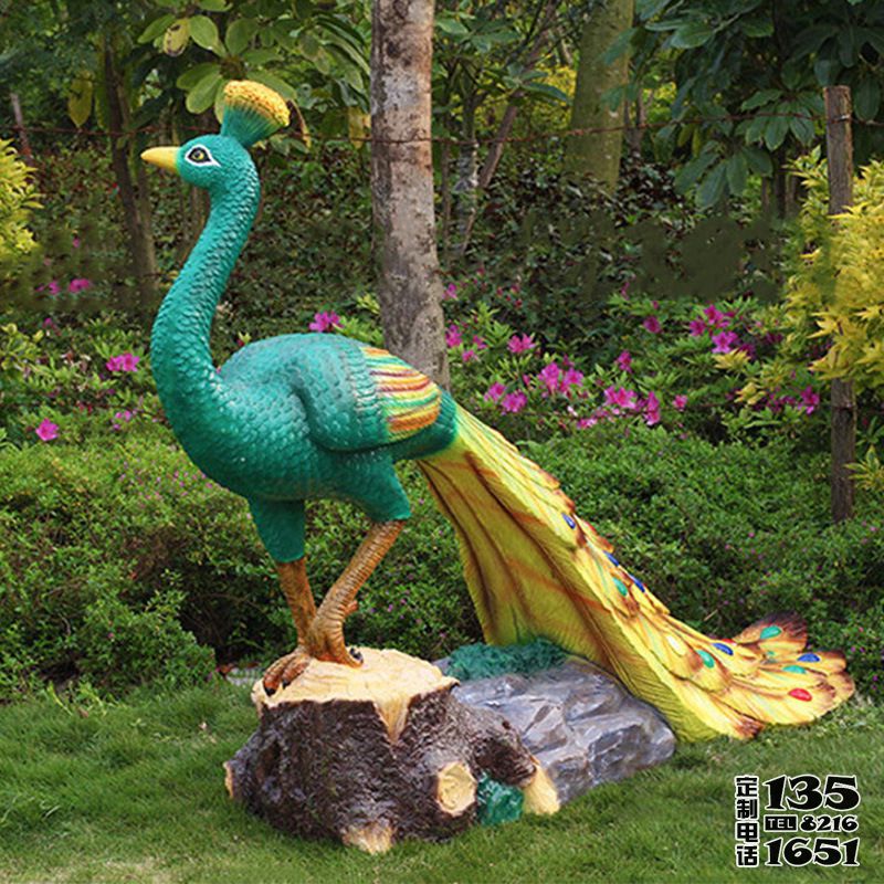 公園里一只悠閑自得的玻璃鋼彩繪孔雀雕塑 公園里一只悠閑自得的玻璃鋼彩繪孔雀雕塑