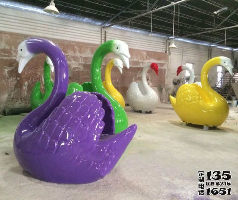 游樂場大型玻璃鋼卡通彩繪天鵝雕塑 游樂場大型玻璃鋼卡通彩繪天鵝雕塑