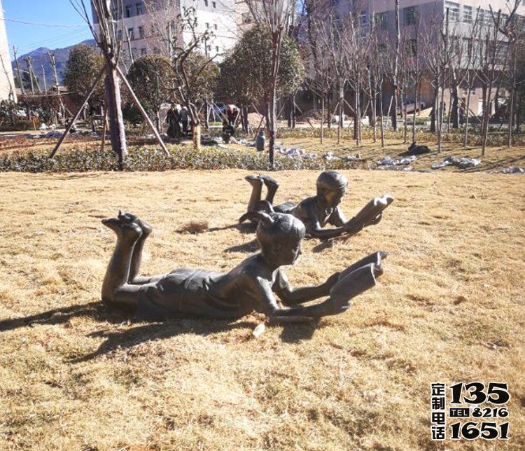 校園草坪玻璃鋼仿銅趴著讀書的兒童雕塑 校園草坪玻璃鋼仿銅趴著讀書的兒童雕塑