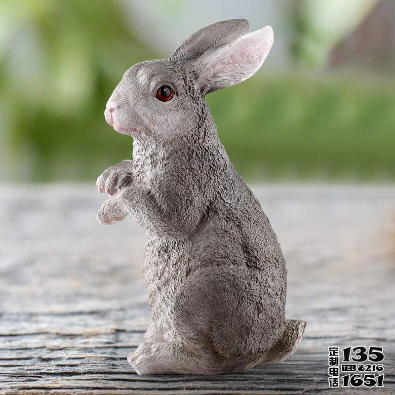 公園草坪里一只玻璃鋼仿真兔子雕塑 公園草坪里一只玻璃鋼仿真兔子雕塑