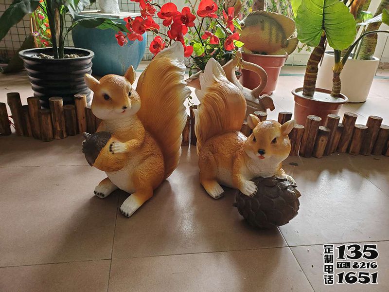 花園兩只玩耍的玻璃鋼卡通松鼠雕塑 花園兩只玩耍的玻璃鋼卡通松鼠雕塑