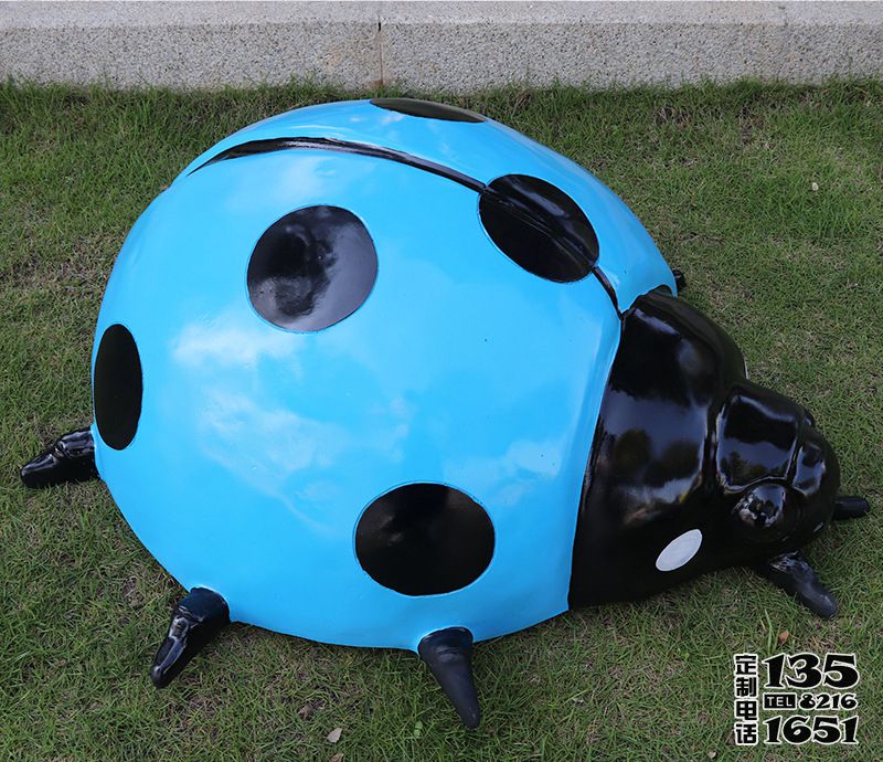 戶外草坪上擺放的大號藍(lán)色的玻璃鋼卡通七星瓢蟲雕塑 戶外草坪上擺放的大號藍(lán)色的玻璃鋼卡通七星瓢蟲雕塑