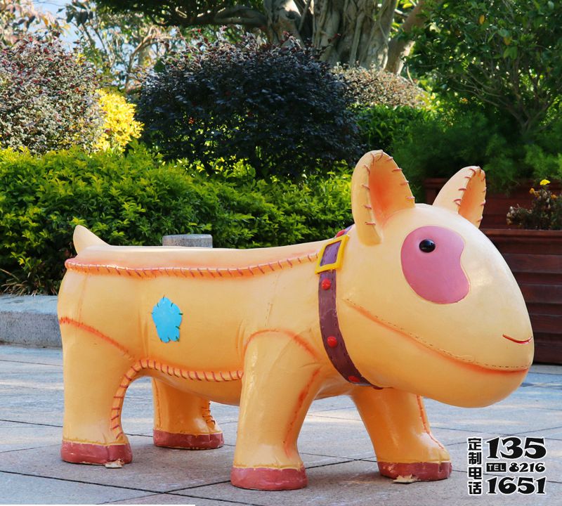 景區花園戶外玻璃鋼卡通淺黃狗座椅雕塑 景區花園戶外玻璃鋼卡通淺黃狗座椅雕塑