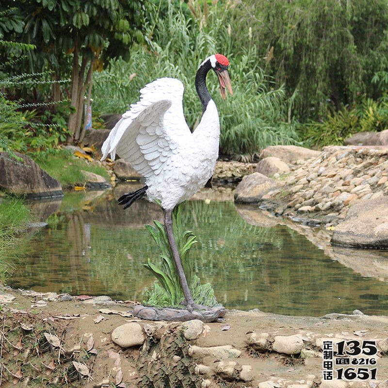 戶外池塘玻璃鋼仿真抖翅膀的仙鶴雕塑 戶外池塘玻璃鋼仿真抖翅膀的仙鶴雕塑
