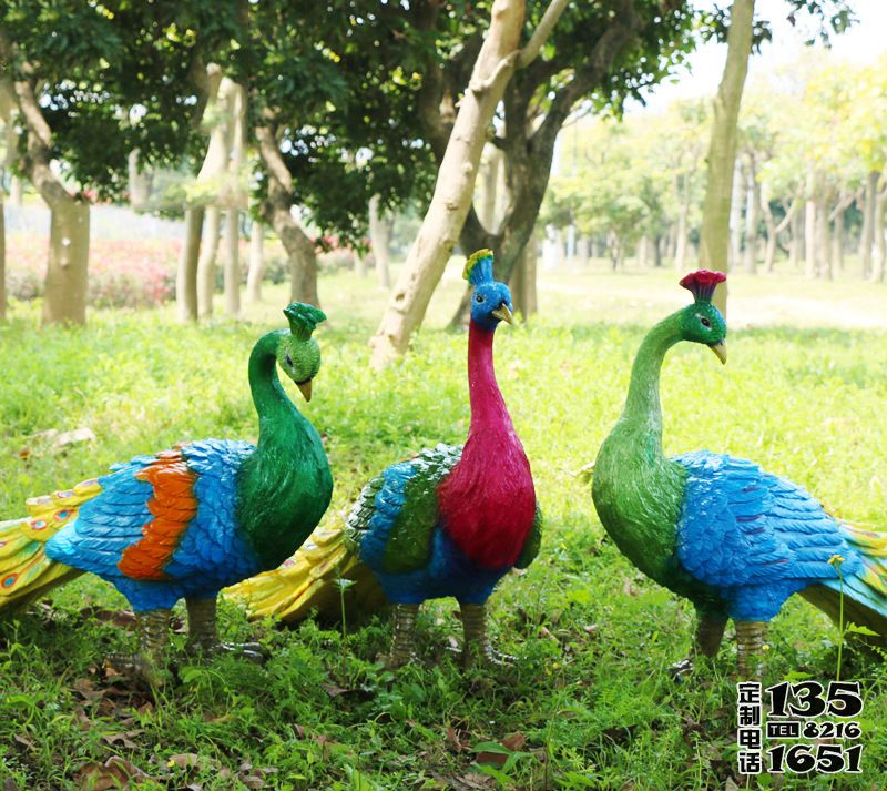 公園草地玻璃鋼彩繪仿真孔雀雕塑 公園草地玻璃鋼彩繪仿真孔雀雕塑