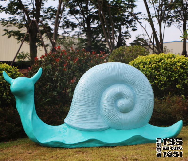 草地上擺放的一只藍色玻璃鋼彩繪蝸牛雕塑 草地上擺放的一只藍色玻璃鋼彩繪蝸牛雕塑