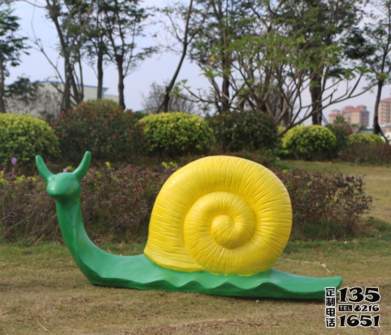草地上擺放的中號的綠色玻璃鋼彩繪蝸牛雕塑 草地上擺放的中號的綠色玻璃鋼彩繪蝸牛雕塑